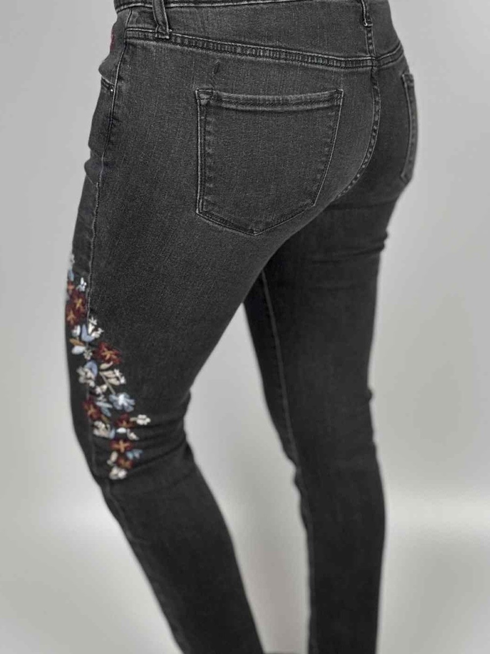🌸 Mossimo Curvy Skinny Black Floral Embroidered Jeans